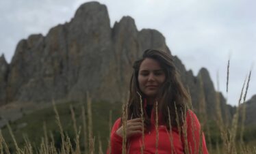 Девушка в горах